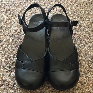 Dansko closed toe shoes women’s size 41 US 11